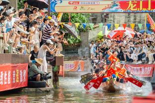 A-史密斯谈老詹让孩子享受大学篮球言论：造成这种情况都是你的错